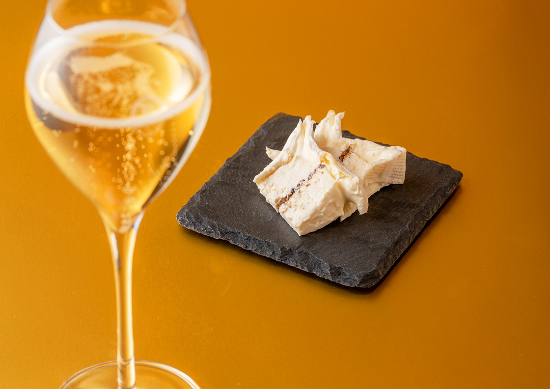 チーズとシャンパンの写真