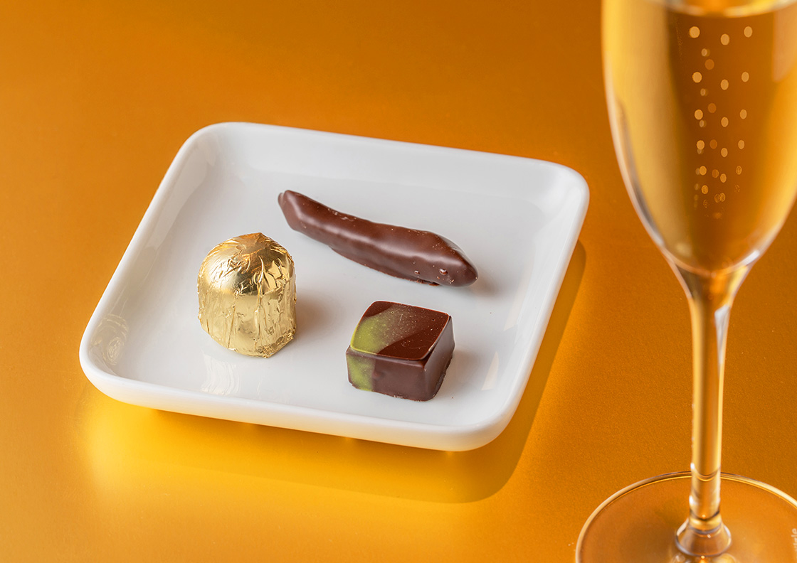 チョコレートとスパークリングワインの写真